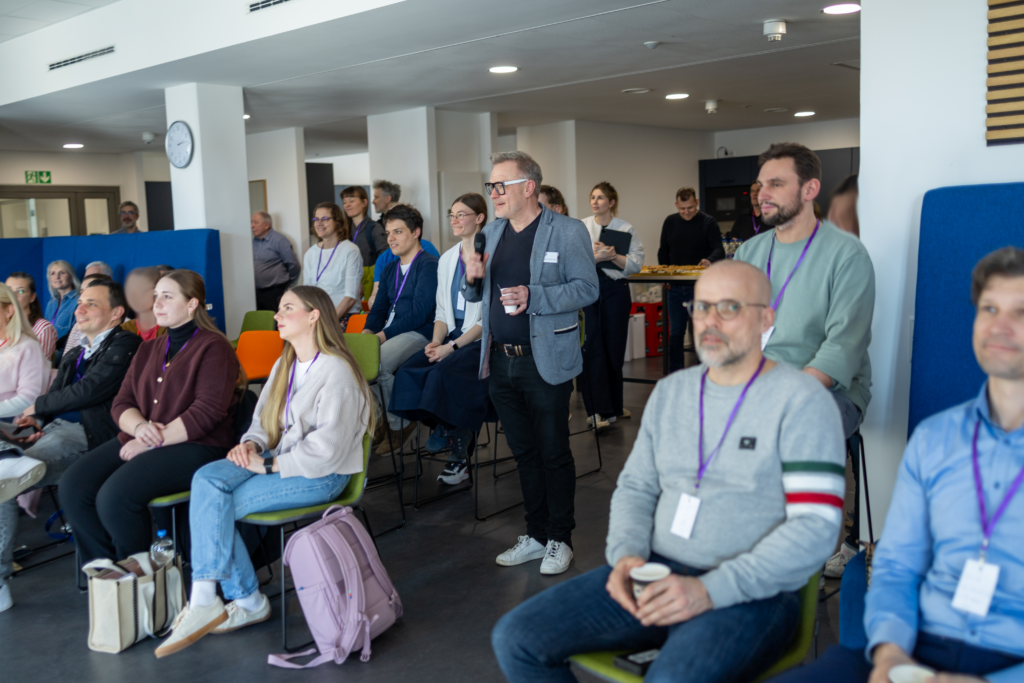 Knapp 40 Lehrkräfte und Schulleitungen aus Dresdner Schulen aller Schularten fanden sich am 5. März 2026 im MPZ Dresden zusammen - und der Nachmittag machte schnell deutlich, wie viel erprobtes Wissen in den Kollegien steckt, das viel zu selten geteilt wird. Lesen Sie hier, welche tollen digitalen Projekte an Dresdner Schulen bereits umgesetzt werden!